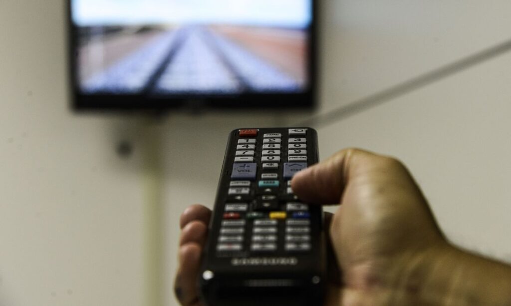 Imagem Ilustrando a Notícia: Jovens de até 24 anos veem 7 vezes menos TV aberta do que idosos