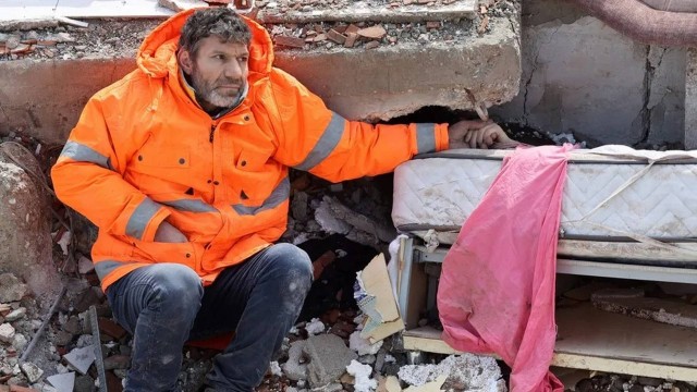 Imagem Ilustrando a Notícia: Pai segura mão da filha morta em terremoto na Turquia