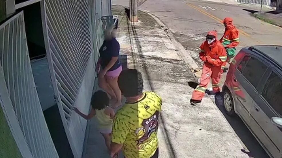 Imagem Ilustrando a Notícia: Vídeo: Em tentativa de assalto, mulher reage e espanta dois assaltantes vestidos de garis