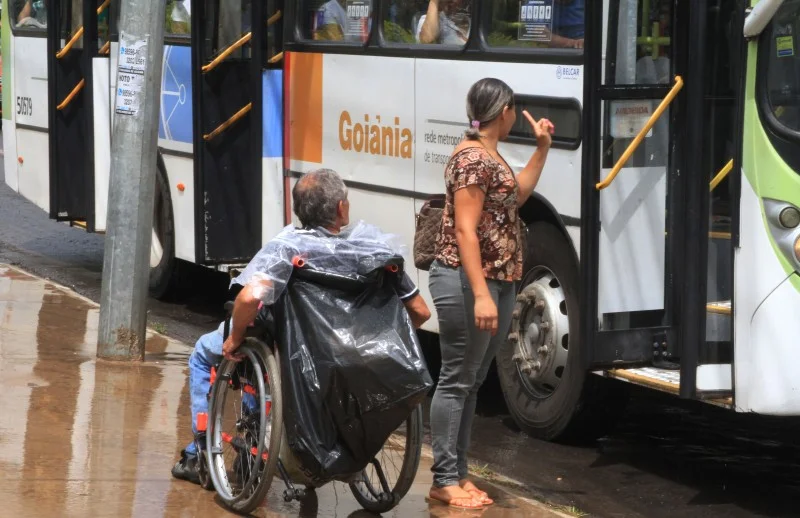 Imagem Ilustrando a Notícia: Pessoas com deficiência sofrem no transporte público de Goiânia