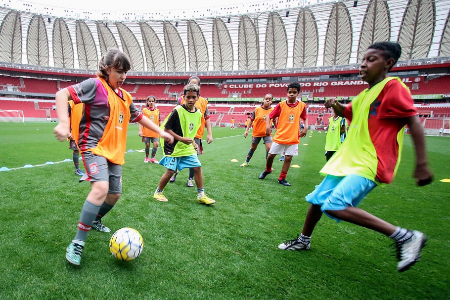 Imagem Ilustrando a Notícia: CBF regulamenta o futebol misto para a base e competições adultas amadoras