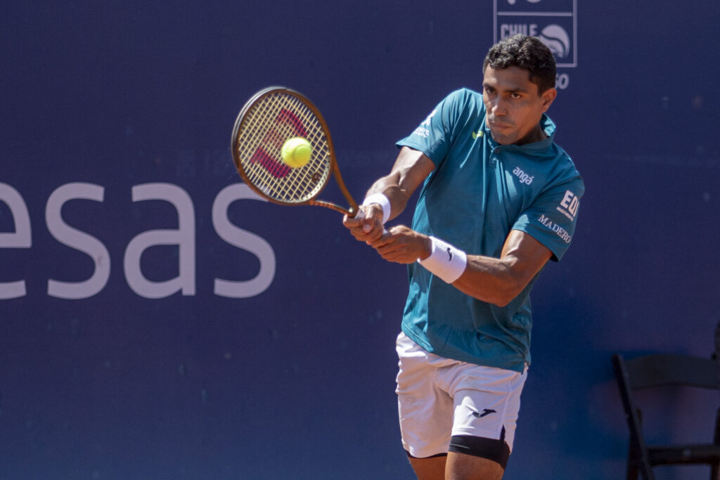 Imagem Ilustrando a Notícia: Thiago Monteiro avança às quartas de final do ATP de Santiago