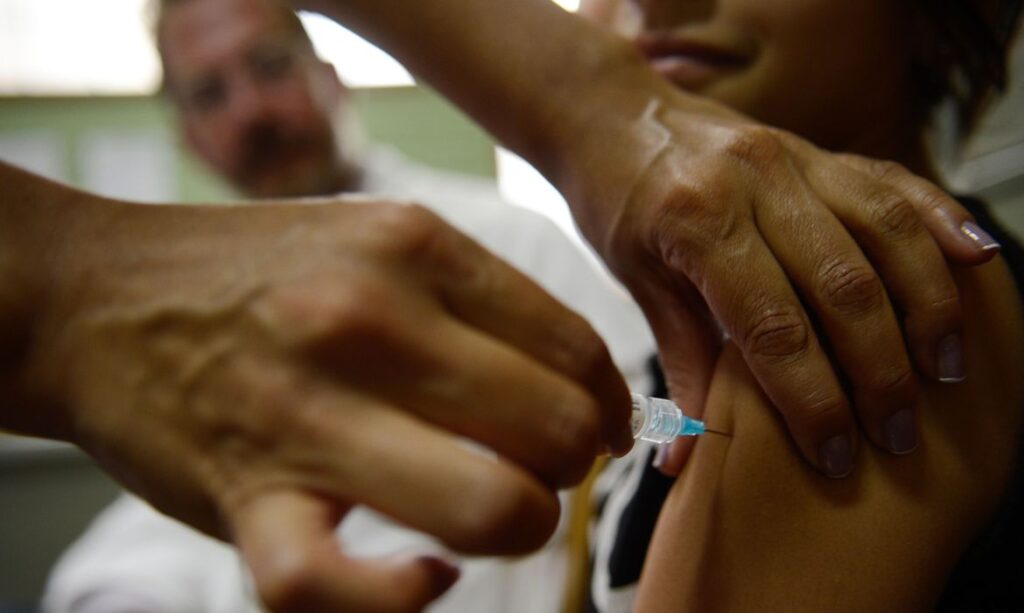 Imagem Ilustrando a Notícia: Estudo mostra que Brasil está abaixo da meta de vacinação contra HPV