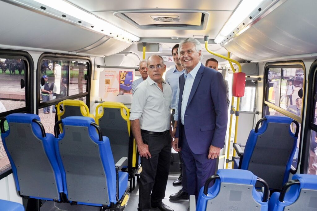 Imagem Ilustrando a Notícia: Caiado vistoria novos ônibus que vão atender linhas entre municípios