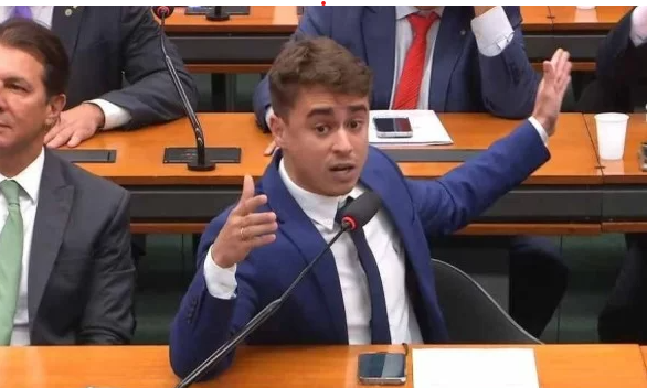 Imagem Ilustrando a Notícia: Nikolas Ferreira vira alvo de chacota dos deputados e é chamado de ‘chupetinha’ diversas vezes durante sessão na Câmara