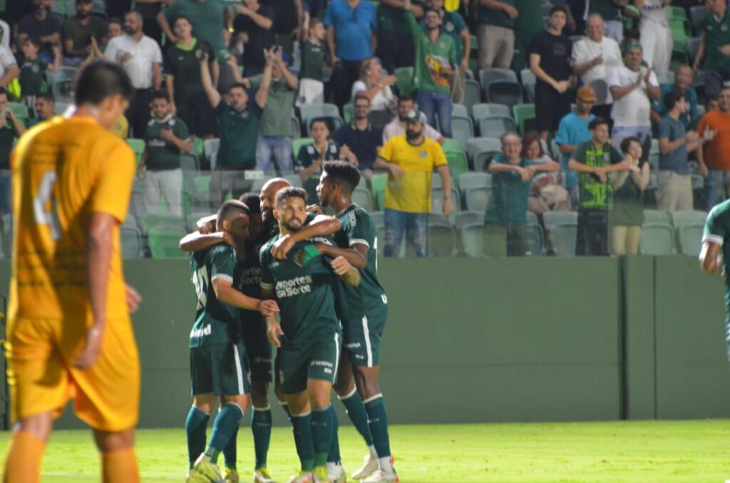Imagem Ilustrando a Notícia: Goiás derrota o Brasiliense e vai à semifinal da Copa Verde