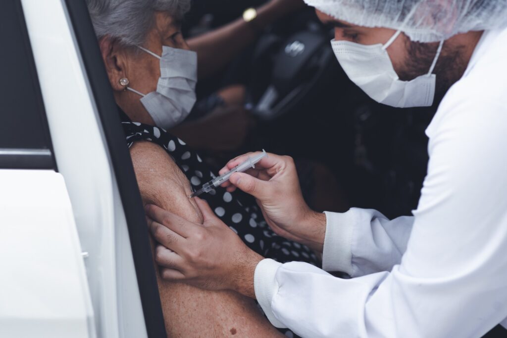 Imagem Ilustrando a Notícia: Governo convoca grupos prioritários a tomarem a vacina bivalente