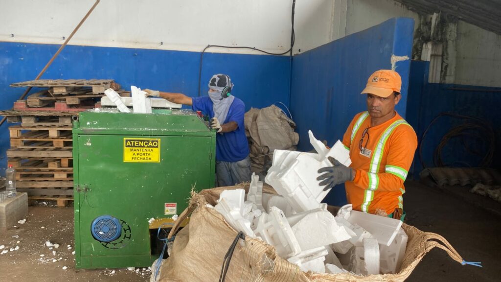 Imagem Ilustrando a Notícia: Projeto-piloto de reciclagem de isopor gera renda para famílias de catadores