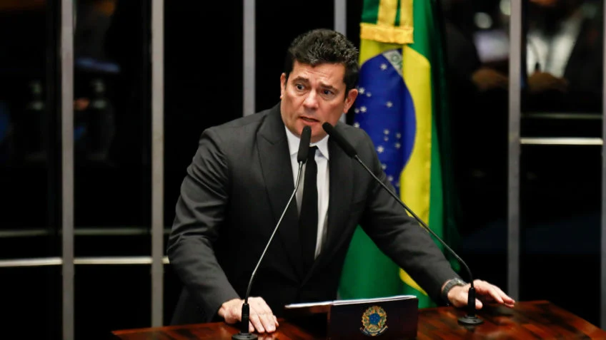 Imagem Ilustrando a Notícia: “Você não tem decência?”, pergunta Moro a Lula após acusação de “armação”