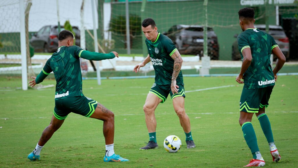 Imagem Ilustrando a Notícia: Na Serrinha, Goiás recebe o Cuiabá e tenta chegar à final inédita na Copa Verde