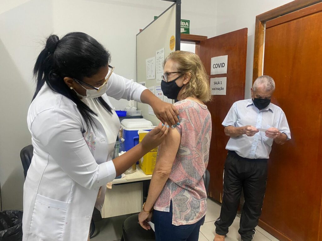 Imagem Ilustrando a Notícia: Baixa procura pela vacina bivalente contra covid-19 em Goiás preocupa autoridades de saúde