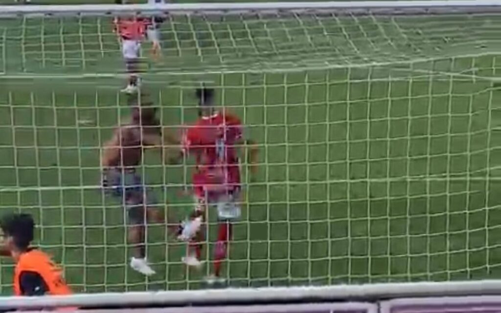 Imagem Ilustrando a Notícia: Vídeo: torcedor do Vila Nova invade campo e chuta jogador que perdeu pênalti