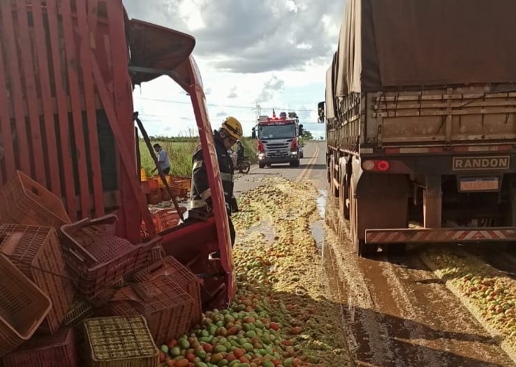 Imagem Ilustrando a Notícia: Homem é arremessado para fora de caminhão  após capotamento entre Anápolis e Gameleira de Goiás