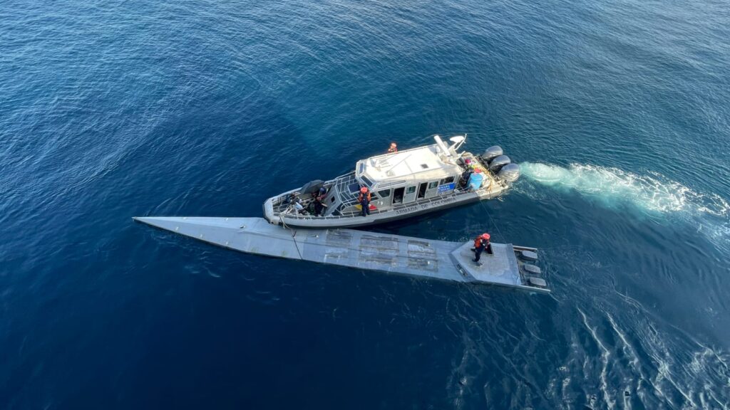 Imagem Ilustrando a Notícia: Mistério: submarino é achado à deriva com dois corpos e R$ 460 milhões em cocaína