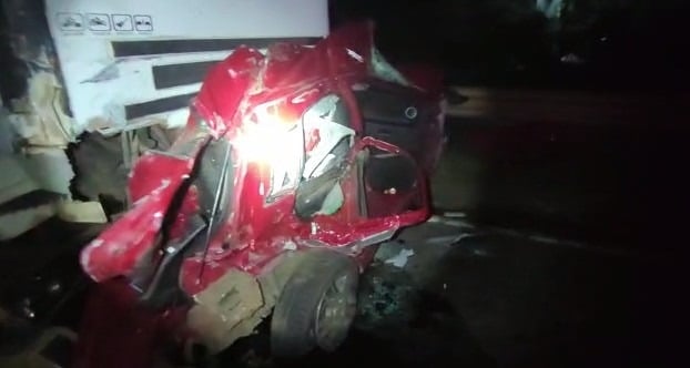 Imagem Ilustrando a Notícia: Caminhão perde freio, atinge veículos e bloqueia trecho da BR-153, em Goiânia