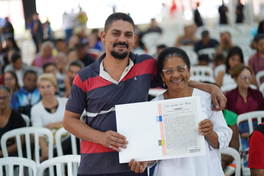Imagem Ilustrando a Notícia: Mais de 485 famílias de oito bairros goianienses recebem escrituras