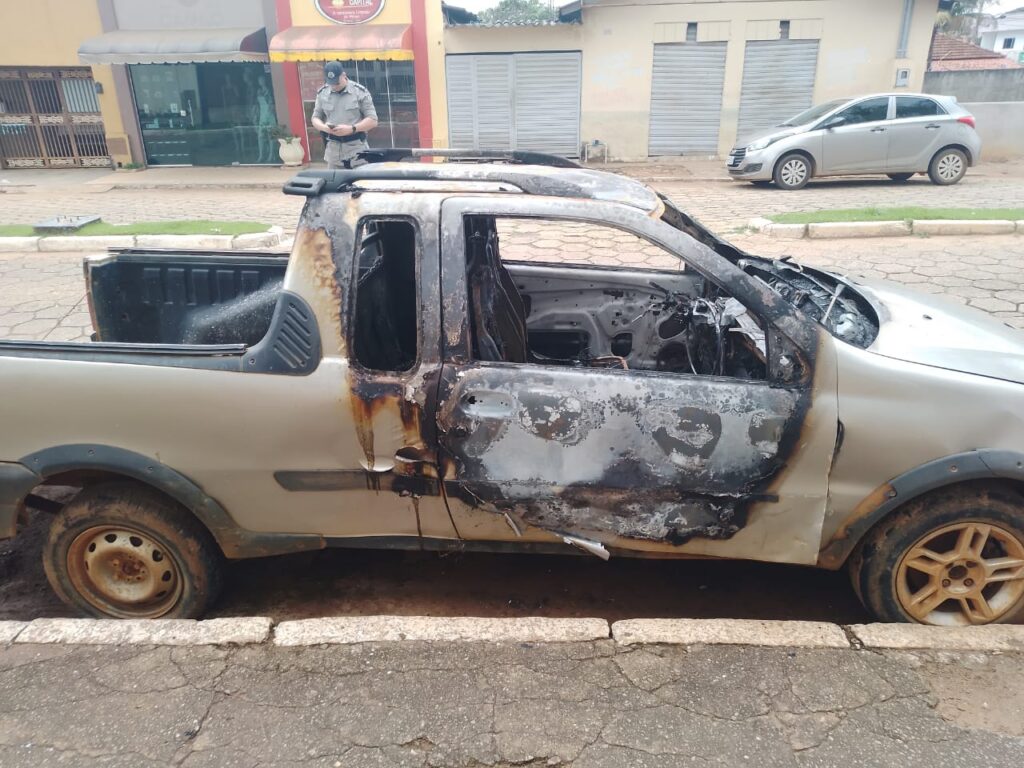Imagem Ilustrando a Notícia: Suspeito de furto seguido de incêndio a veículos é preso em Hidrolândia; veja vídeo