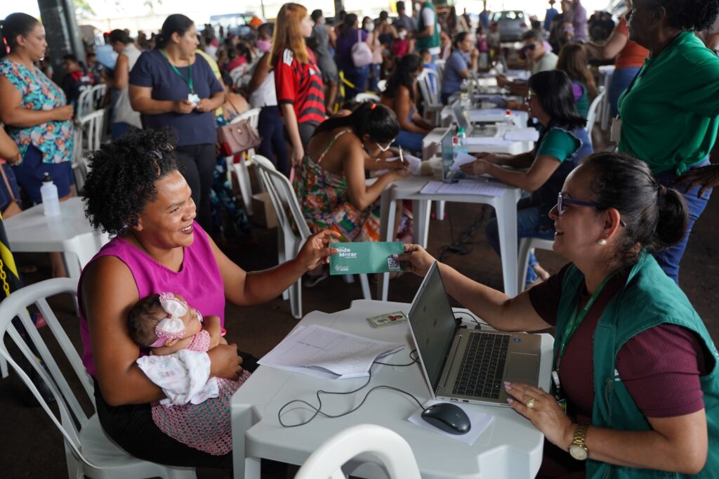 Imagem Ilustrando a Notícia: Governo entrega cartões do Aluguel Social em Rio Verde