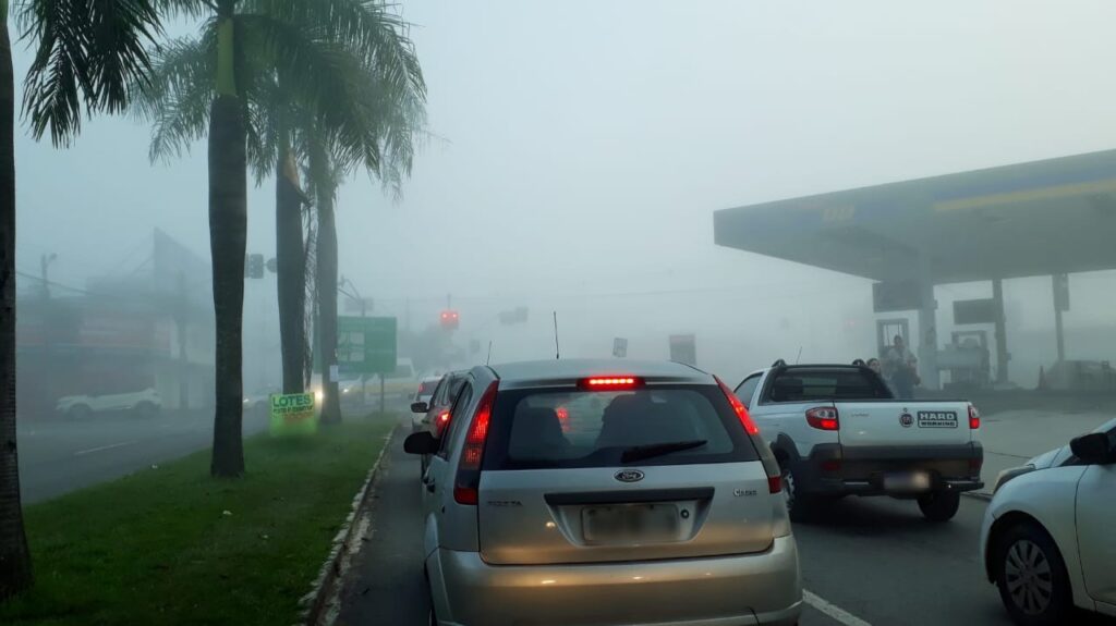 Imagem Ilustrando a Notícia: Neblina baixa, sol que racha? Goiânia amanhece encoberta por névoa