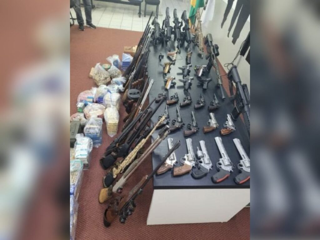 Imagem Ilustrando a Notícia: Polícia Civil apreende acervo de R$ 700 mil em armas de fogo, em Goiânia