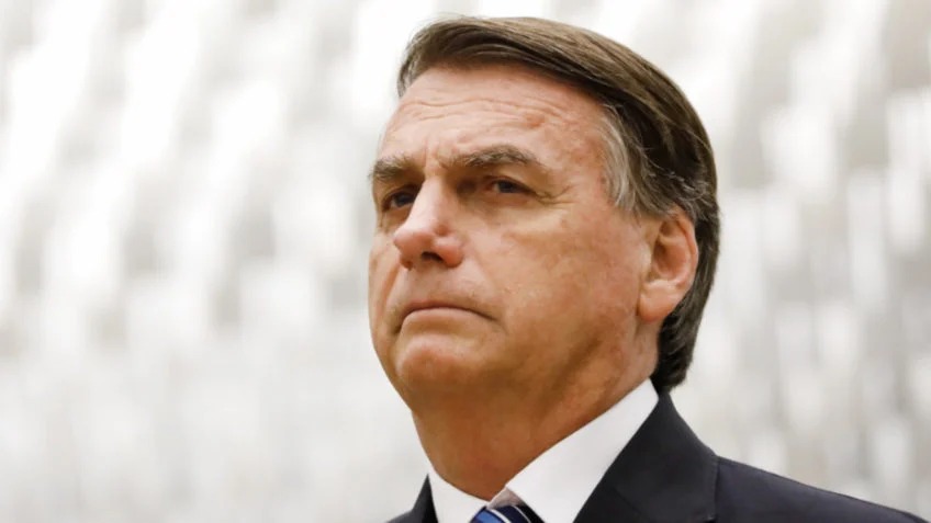 Imagem Ilustrando a Notícia: Bolsonaro recebeu em mãos 3º pacote de joias, diz Estadão