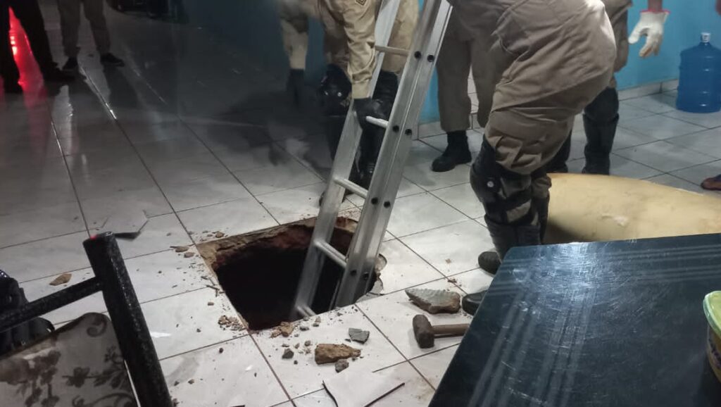 Imagem Ilustrando a Notícia: Bombeiros resgatam criança que caiu em cisterna construída na varanda de casa em Itaberaí