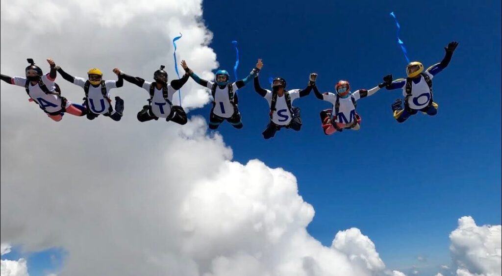 Imagem Ilustrando a Notícia: Grupo faz salto de paraquedas para promover a conscientização sobre o autismo, em Anápolis