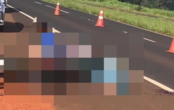 Imagem Ilustrando a Notícia: Ciclista se desequilibra e morre após ser atropelada por caminhão na BR-060, em Acreúna