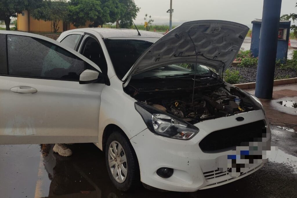 Imagem Ilustrando a Notícia: PRF apreende em Itumbiara carro roubado em SP com placa clonada em MG