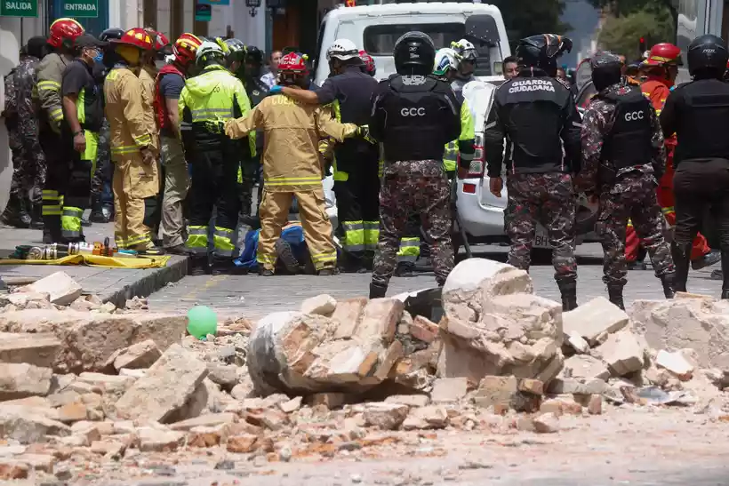 cidade equatoriana destruida e homens do resgate e policia 1 358404