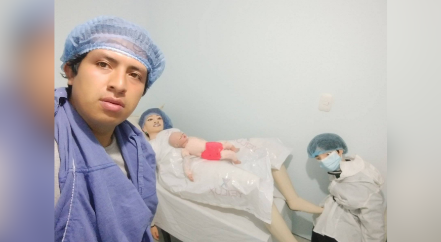 Imagem Ilustrando a Notícia: Colombiano casado com boneca de pano anuncia o nascimento do 3º filho, confira