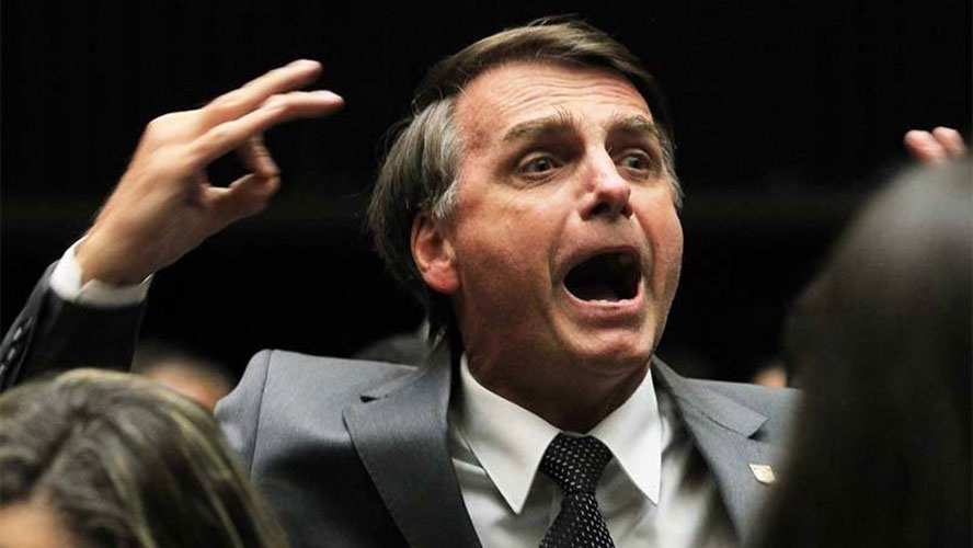Imagem Ilustrando a Notícia: Irritado, Bolsonaro reclama de volta ao Brasil pela ‘porta dos fundos’
