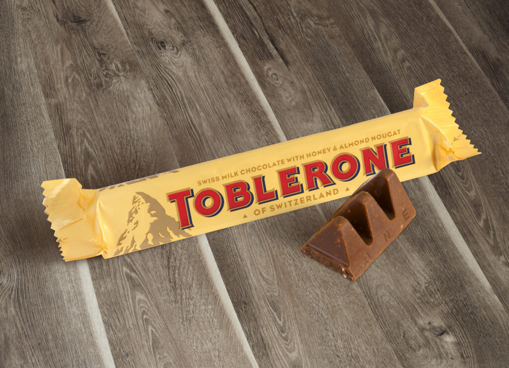 Imagem Ilustrando a Notícia: Toblerone perde o status de chocolate ‘suíço’ e monte Matterhorn do logotipo