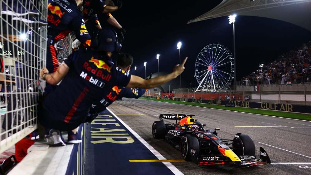 Imagem Ilustrando a Notícia: <strong>Verstappen vence o GP do Bahrein em dobradinha da Red Bull; Alonso fecha pódio</strong>