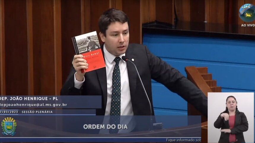 Imagem Ilustrando a Notícia: Deputado do Mato Grosso do Sul exibe livro de Hitler durante sessão legislativa; assista