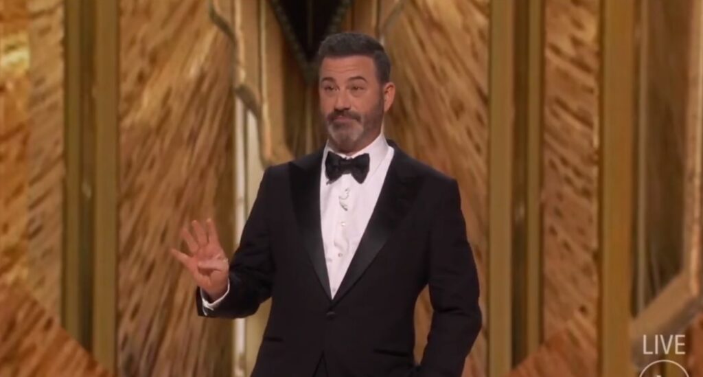 Imagem Ilustrando a Notícia: Após tapa de Will Smith, Jimmy Kimmel faz piadas sobre violência na abertura do Oscar