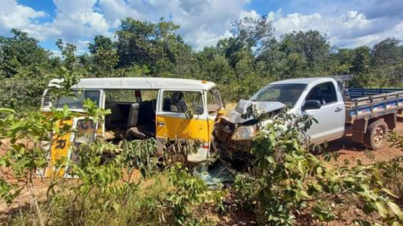 Imagem Ilustrando a Notícia: Kombi escolar e caminhonete colidem e deixam quatro crianças feridas em Cavalcante