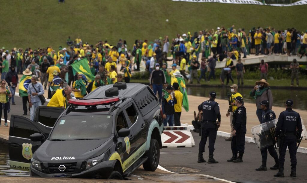 Imagem Ilustrando a Notícia: Moraes liberta mais 130 pessoas presas por atos terroristas