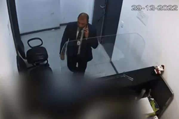 Imagem Ilustrando a Notícia: Vídeo mostra enviado de Bolsonaro tentando reaver joias retidas
