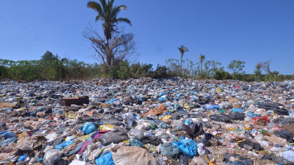 Imagem Ilustrando a Notícia: Descarte incorreto de lixo no solo contamina lençol freático, alerta especialista