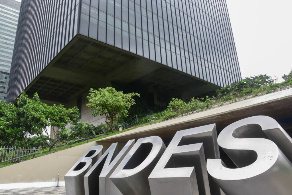 Imagem Ilustrando a Notícia: Oposição quer análise do Senado para empréstimos externos do BNDES