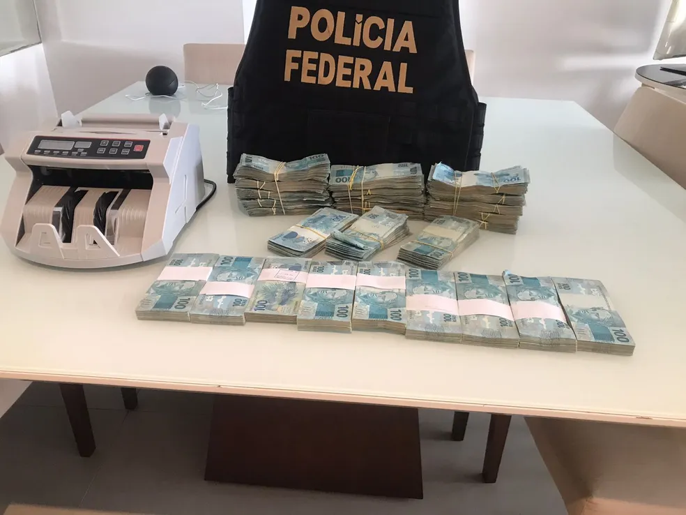Imagem Ilustrando a Notícia: PF encontra R$ 270 mil em casa de filho de desembargador investigado por venda de sentenças
