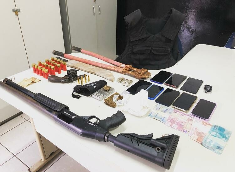 Imagem Ilustrando a Notícia: Policiais apreendem armas e drogas durante operação, em Caldas Novas