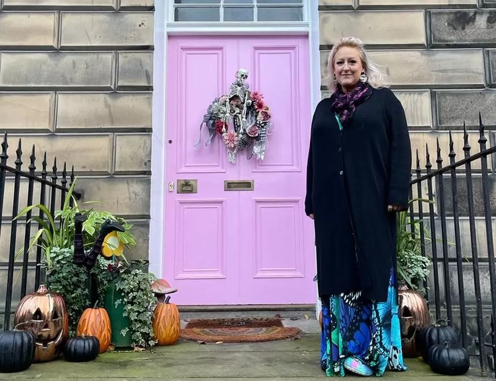 Imagem Ilustrando a Notícia: Mulher fica triste após ser forçada a repintar sua porta rosa, na Escócia