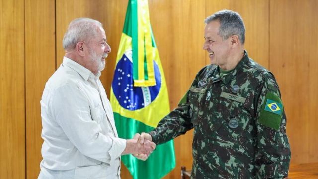 Imagem Ilustrando a Notícia: Buscando reaproximação, Lula recebe militares no Planalto