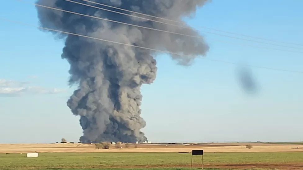 Imagem Ilustrando a Notícia: Explosão em fazenda de laticínios resulta na morte de 18 mil vacas, no Texas