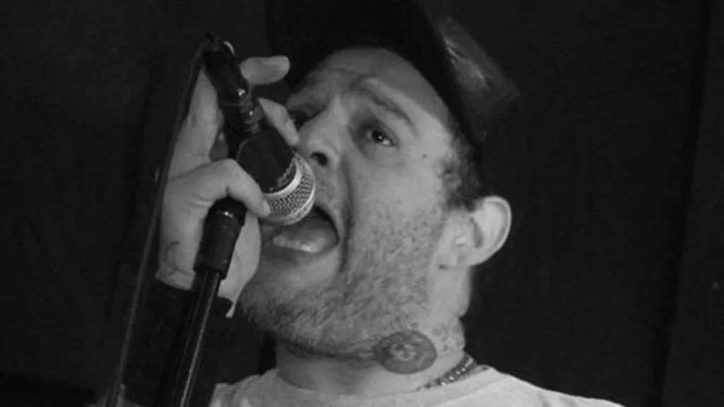Imagem Ilustrando a Notícia: Morre Reges Bolo, vocalista da banda O Surto, do hit ‘que me pirou o cabeção’ (A Cera)