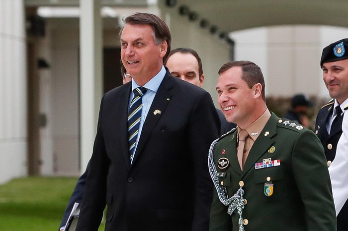 Imagem Ilustrando a Notícia: Operação de resgate de joias começou com pedido de Bolsonaro, aponta depoimento de braço-direto à PF