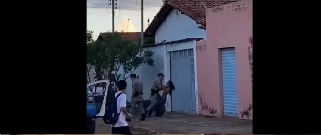 Imagem Ilustrando a Notícia: PM ergue estudante pelo pescoço e a joga contra o portão após briga em Campo Limpo de Goiás