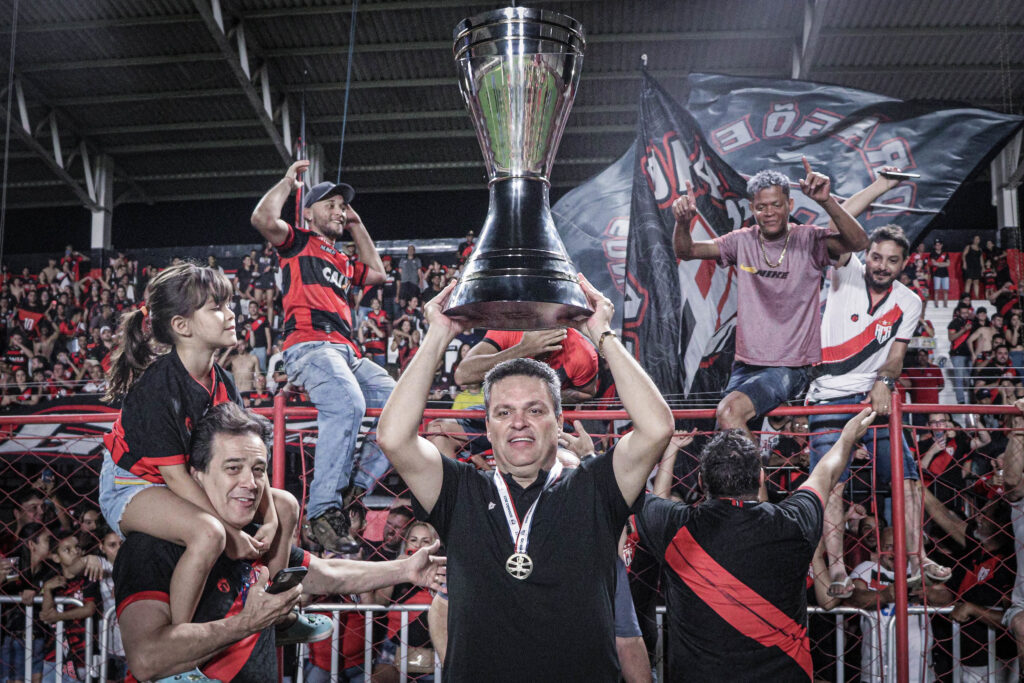 Imagem Ilustrando a Notícia: Domínio rubro-negro no Futebol Goiano! Atlético-GO levanta oitavo troféu do Estadual em 17 anos
